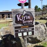 キリンの餌やり、100円没収される・・・